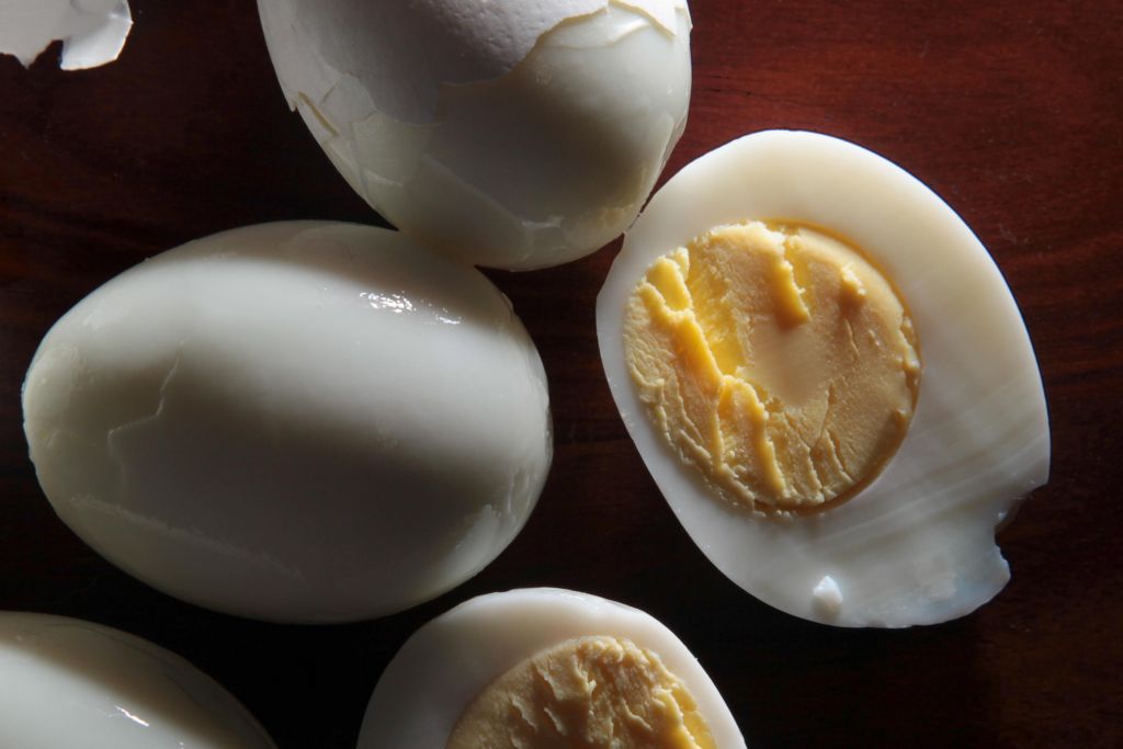 Το TikTok… έδωσε τη λύση! – Αυτός είναι ο πιο εύκολος τρόπος να καθαρίσετε αυγά