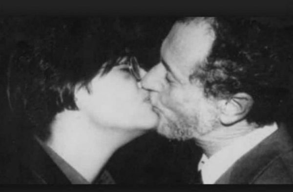 Το φιλί σύμβολο στον αγώνα κατά του AIDS – Ο γιατρός Αϊούτι φιλά στο στόμα ασθενή του AIDS