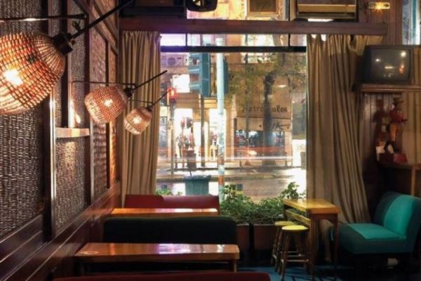 Πέντε Έλληνες συγγραφείς αναπολούν το αγαπημένο τους μπαρ