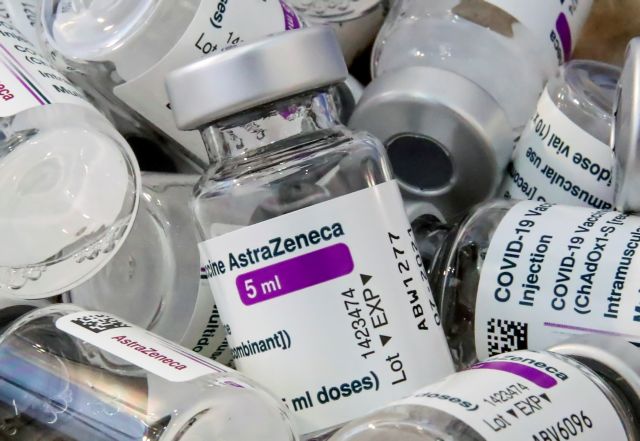 AstraZeneca : Σύνθημα να ξεκινήσουν πάλι οι εμβολιασμοί από τον ΕΜΑ – Ποια «σκοτεινά» σημεία παραμένουν