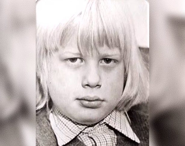 Το αγοράκι της φωτογραφίας  λάτρευε τα αρχαία Ελληνικά – Έγινε ένας από τους ισχυρότερους άντρες στην Ευρώπη