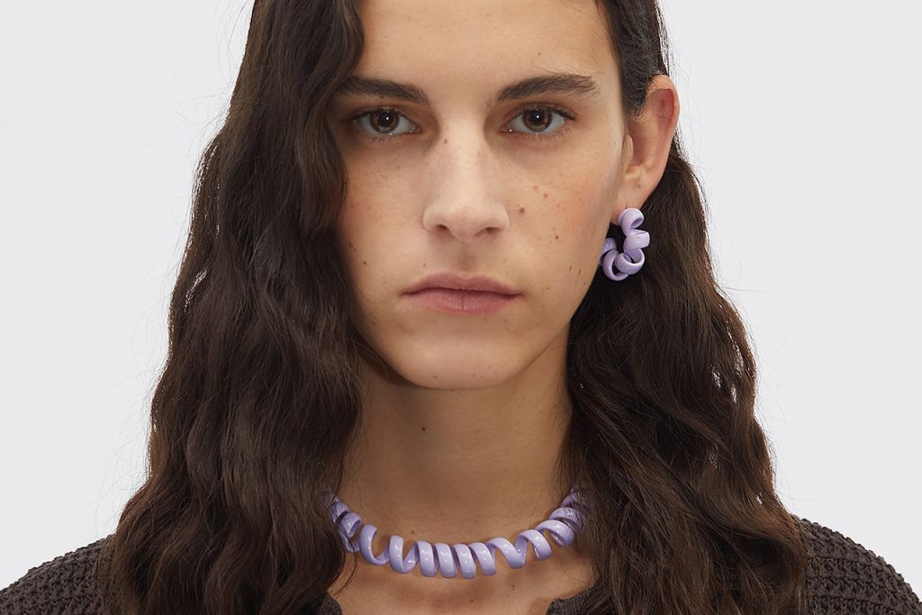 Η Bottega Veneta το «τερμάτισε» και πουλάει κολιέ – καλώδιο τηλεφώνου για 2000 δολάρια