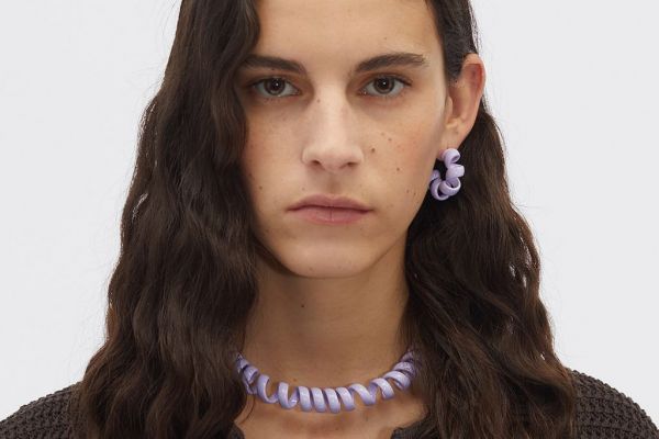 Η Bottega Veneta το «τερμάτισε» και πουλάει κολιέ – καλώδιο τηλεφώνου για 2000 δολάρια
