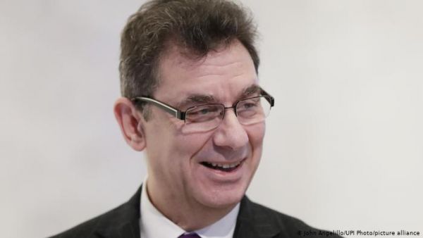 Άλμπερτ Μπουρλά : Ο Θεσσαλονικιός CEO της Pfizer εμβολιάστηκε