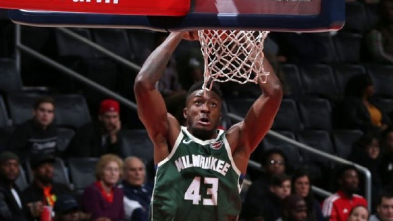 NBA : Τα χάιλαϊτ της βραδιάς όπου ο Θανάσης Αντετοκούνμπο… ντύθηκε Γιάννης