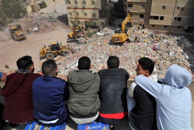 Αίγυπτος : 23 νεκροί και αγνοούμενοι στα ερείπια πολυκατοικίας