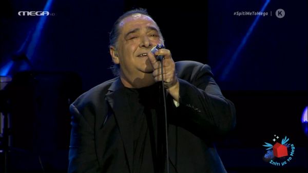 «Ποια με καταράστηκε» αναρωτιέται ο Βασίλης Καρράς στη σκηνή του MEGA