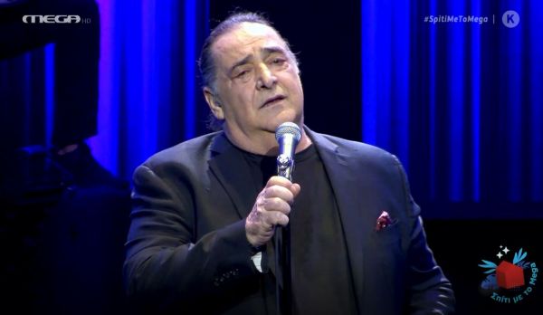 Βασίλης Καρράς: «Ασ’ την να λέει» σε μια από τις συγκινητικές στιγμές της βραδιάς