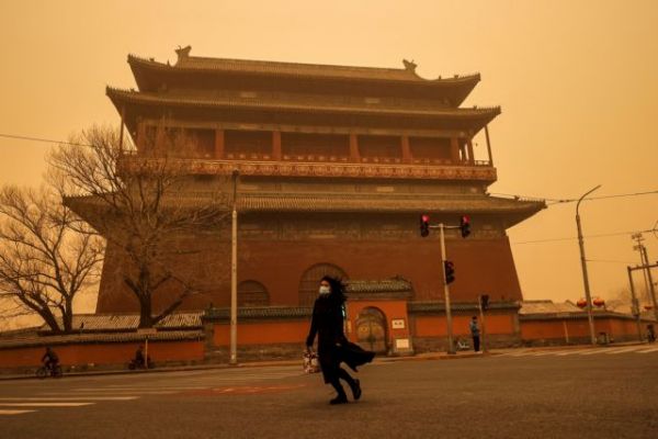 Απόκοσμο σκηνικό από αμμοθύελλα στο Πεκίνο