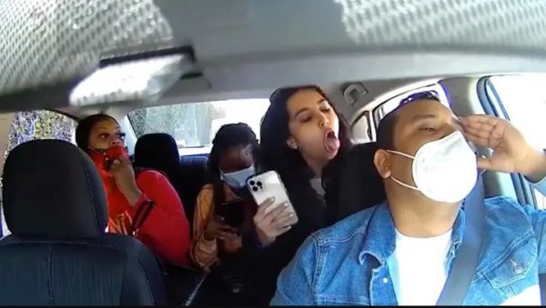 Κοροναϊός : Έβηξε επάνω στον οδηγό του ταξί της – Τώρα κινδυνεύει να φυλακιστεί