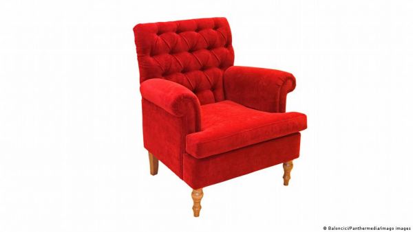 Η αλλαγή ταπετσαρίας σε μία πολυθρόνα αποκάλυψε το… ναζιστικό παρελθόν της