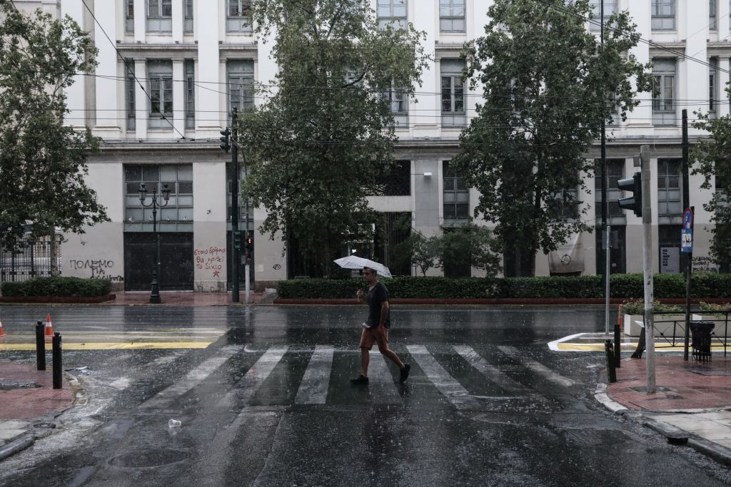 Καιρός : Έρχονται βροχές και καταιγίδες – Ποιες περιοχές θα «ντυθούν» στα λευκά