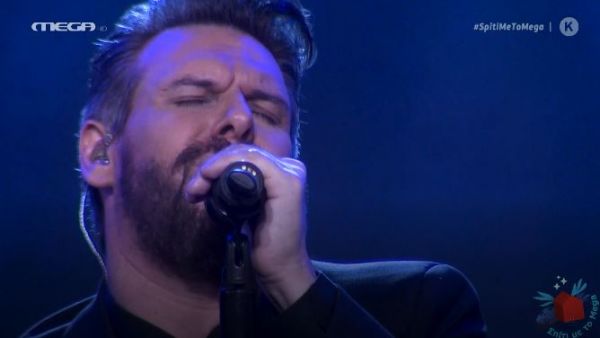 «Στο τρελοκομείο» μας στέλνει ο Πάνος Κιάμος σε μια από τις πιο πρόσφατες επιτυχίες του