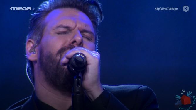 «Στο τρελοκομείο» μας στέλνει ο Πάνος Κιάμος σε μια από τις πιο πρόσφατες επιτυχίες του