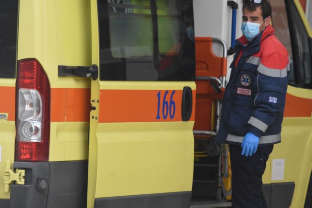 ΕΚΑΒ : «Μάτια πρησμένα, χέρια μουλιασμένα» – Συγκλονίζουν οι φωτογραφίες διασωστών μετά από μία βάρδια