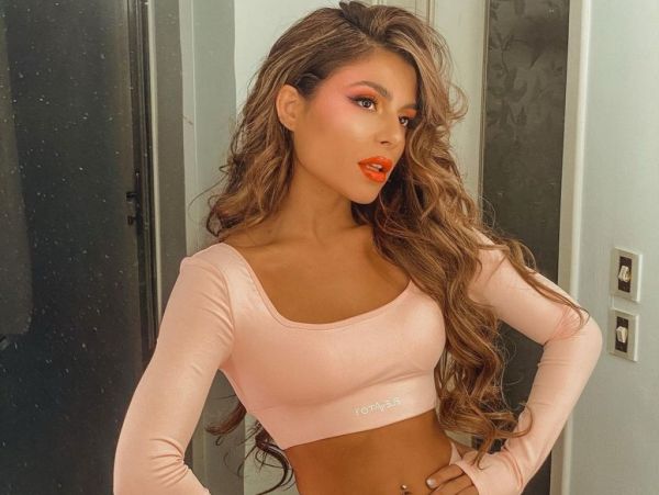 Ελευθερία Ελευθερίου : Όταν φωτογραφήθηκε φορώντας… μόνο το πουκάμισό της