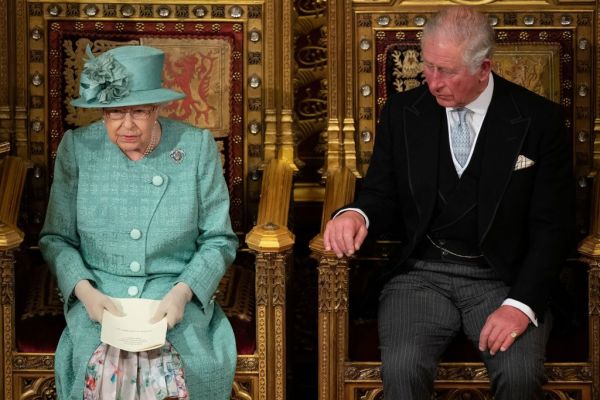 Φουντώνουν οι φήμες για αλλαγή στο βρετανικό θρόνο – Φεύγει η Ελισάβετ… έρχεται ο Κάρολος;