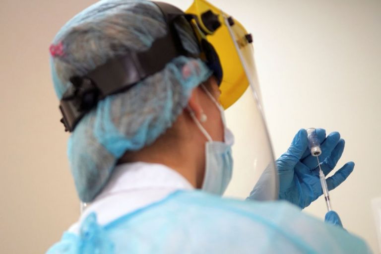 Θεμιστοκλέους : Σπάει το «φράγμα» του 1.000.000 εμβολιασμών στην Ελλάδα