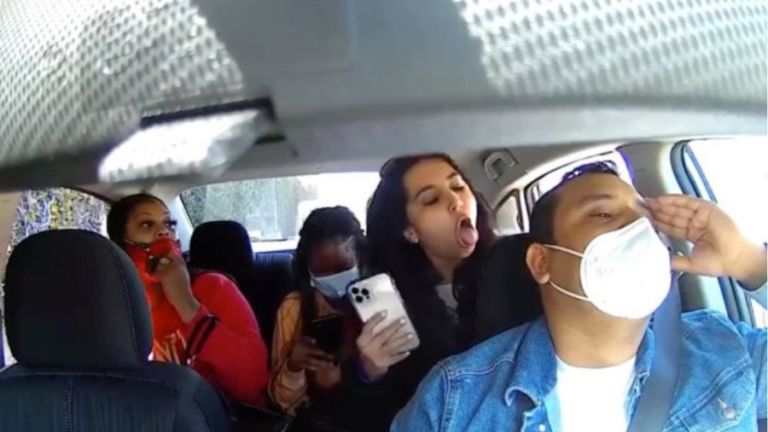 Εξοργιστική επίθεση σε οδηγό της Uber – Τον έβριζαν και έβηχαν πάνω του