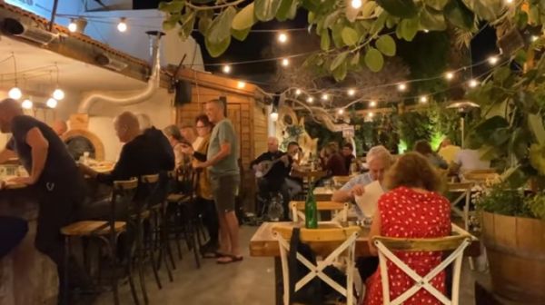 «Μήπως το βλέπω στον ύπνο μου;»: Έλληνας πηγαίνει για φαγητό σε εστιατόριο στο Ισραήλ και δεν… το πιστεύει