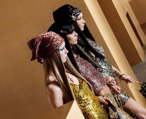 Το νέο εντυπωσιακό fashion show του οίκου Versace