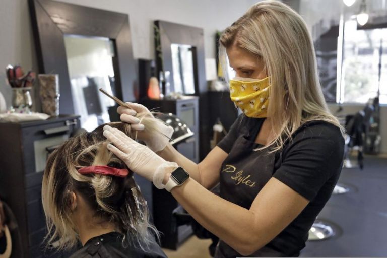 Lockdown : Ανοιχτά κομμωτήρια και κέντρα περιποίησης νυχιών – Με τον κωδικό «6» η μετάβαση