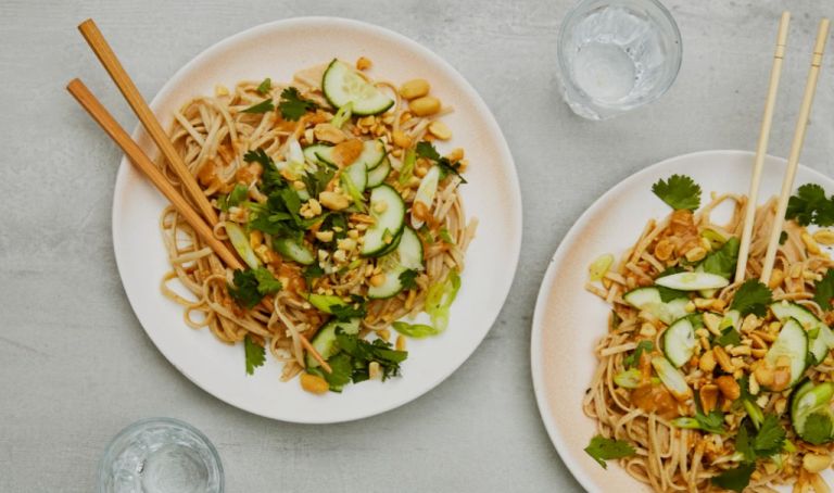 Γρήγορη συνταγή για νούντλς με φιστικοβούτυρο και αγγούρι