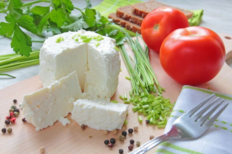 Τι υποστηρίζει η γαλακτοβιομηχανία για την εξαγωγή νοθευμένης φέτας