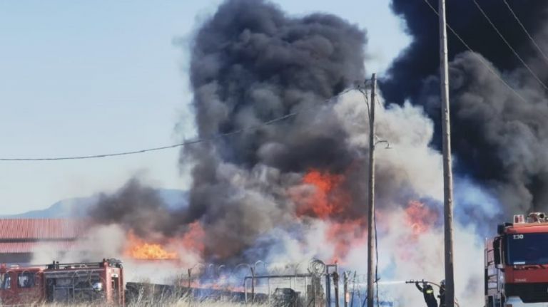 Θεσσαλονίκη: Μεγάλη φωτιά σε αποθήκη με κολώνες της ΔΕΗ