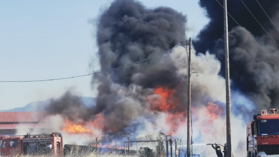 Θεσσαλονίκη: Μεγάλη φωτιά σε αποθήκη με κολώνες της ΔΕΗ