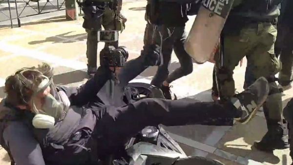 Συγκέντρωση για Κουφοντίνα : Ανεξέλεγκτος αστυνομικός σπρώχνει βίαια φωτορεπόρτερ
