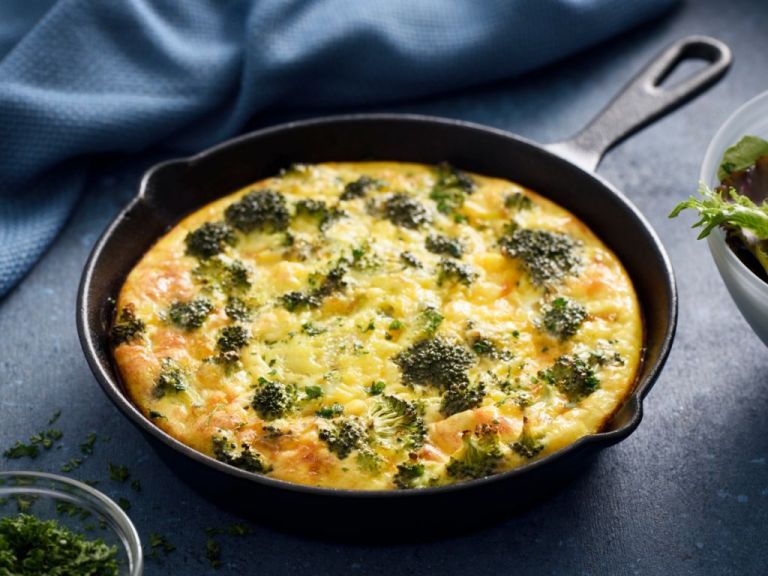 Ζουμερή φριτάτα με μπρόκολο και φέτα