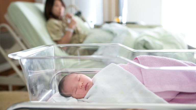 Μόσιαλος : Ισχυρά αντισώματα σε μωρά από εμβολιασμένες μητέρες