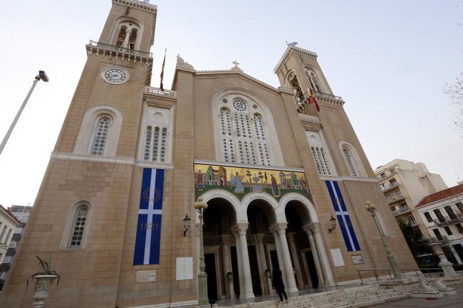 Παρουσία της ΠτΔ εορτάστηκε στη Μητρόπολη η Κυριακή της Ορθοδοξίας – Προς ποιους άφησαν αιχμές οι ιεράρχες