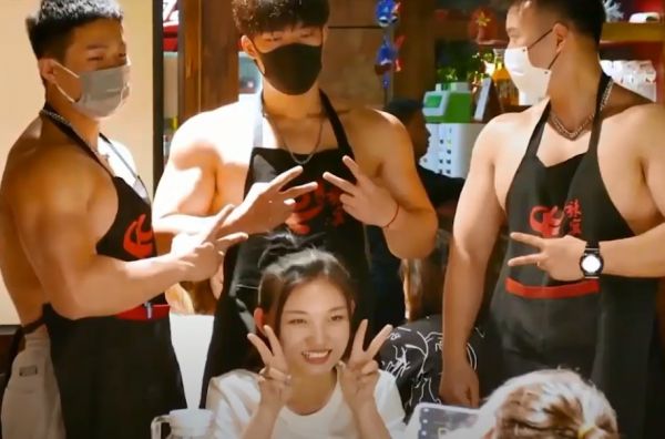 Σερβιτόροι – μοντέλα ανεβάζουν τη θερμοκρασία σε εστιατόριο στην Κίνα