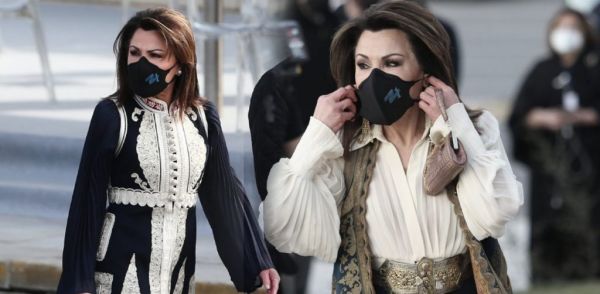 Ο Νίκος Αλιάγας αποκάλυψε τον σχεδιαστή πίσω από τον ντουλαμά της Γιάννας Αγγελοπούλου