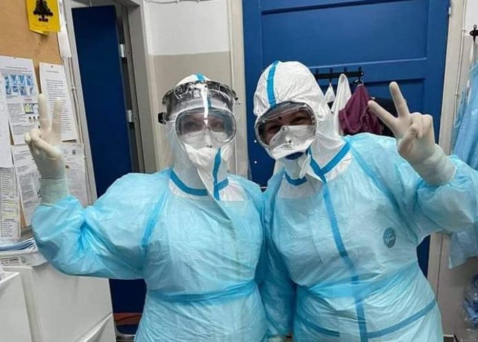 Κάνεις τον σταυρό σου και μπαίνεις στην αίθουσα παρά τον φόβο σου – Συγκλονίζουν νοσηλεύτριες από την Σύρο