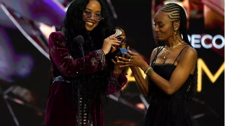Βραβεία Grammy : Τραγούδι της Χρονιάς αναδείχθηκε το I Can’t Breathe με την H.E.R (βίντεο)