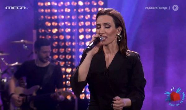 Η Γιώτα Γρίβα ξεσηκώνει το κοινό με τραγούδια που έχουμε αγαπήσει