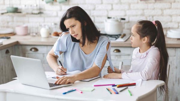 Οδηγός επιβίωσης για γονείς που δουλεύουν από το σπίτι