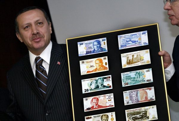 Bloomberg : Η «ηλεκτρική καρέκλα» του κεντρικού τραπεζίτη στη δημοκρατία – μπανανία του Ερντογάν