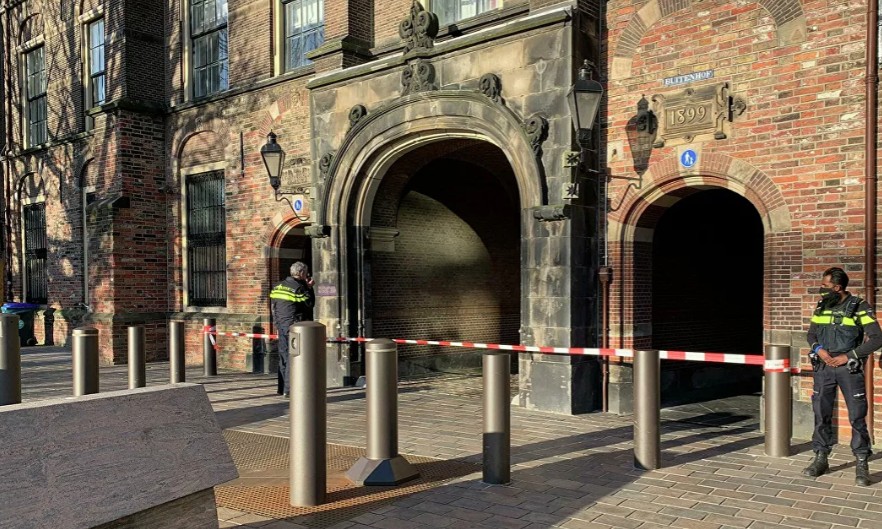 Συναγερμός στη Χάγη: Αποκλείστηκε η περιοχή έξω από το Κοινοβούλιο – Απειλή για βόμβα