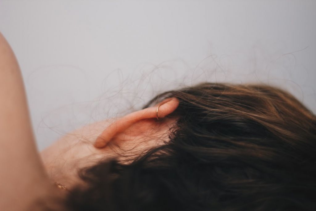 Κοροναϊός: Επηρεάζει την ακοή μας; – Τρία άγνωστα συμπτώματα στο στόχαστρο των ερευνητών