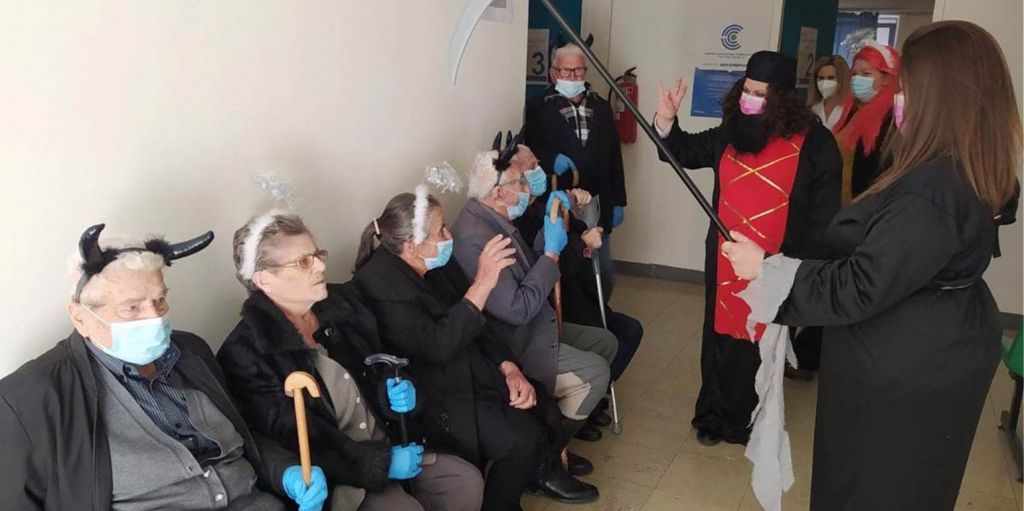 Κοροναϊός : Πήγαν να εμβολιαστούν… ντυμένοι «διαβολάκια» και «αγγελάκια»