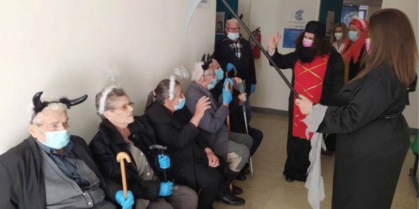 Κοροναϊός : Πήγαν να εμβολιαστούν… ντυμένοι «διαβολάκια» και «αγγελάκια»