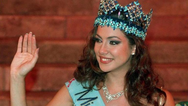 Ειρήνη Σκλήβα : Εικοσιπέντε χρόνια μετά τα «Μις Υφήλιος» παραμένει πανέμορφη