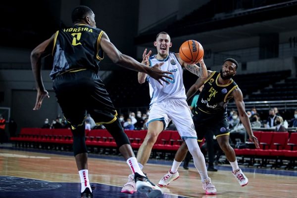 Πικρή ήττα και αποκλεισμός για την ΑΕΚ (78-66)