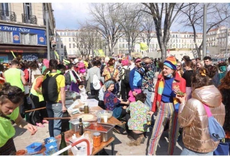 Γαλλία : 6.500 νέοι κατέκλυσαν τη Μασσαλία για να γιορτάσουν το καρναβάλι