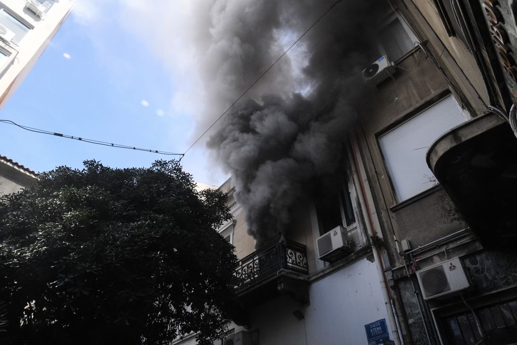 Φωτιά : Στις φλόγες τυλίχθηκε κτίριο στο κέντρο της Αθήνας