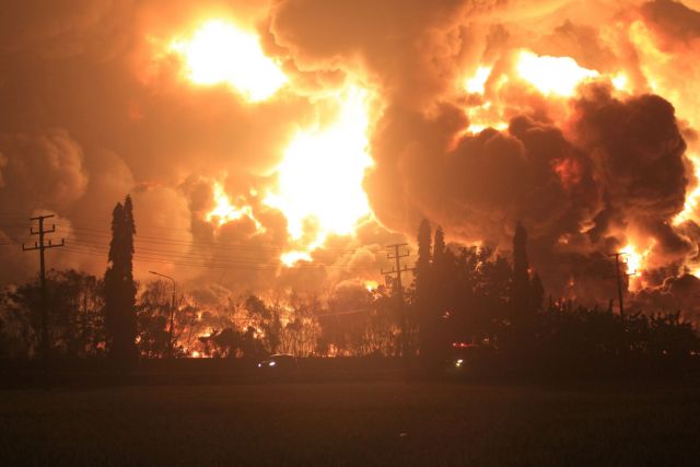 Ινδονησία : Τραυματίες από τεράστια πυρκαγιά σε διυλιστήριο – Τρομερές εικόνες (βίντεο)